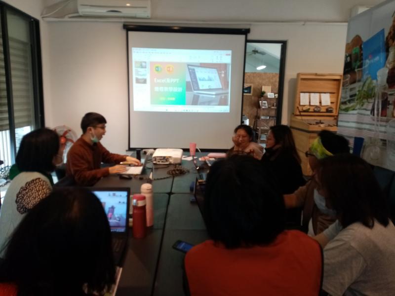 講師以簡報向學員說明Excel內容