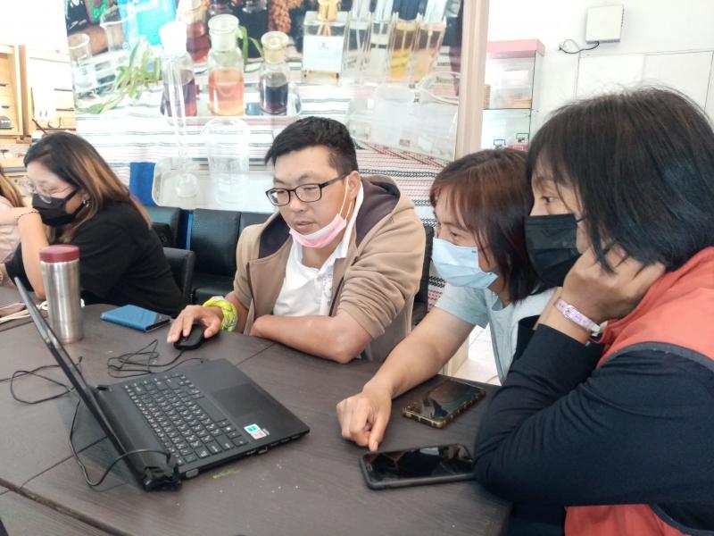 學員看著筆電依講師指示操作