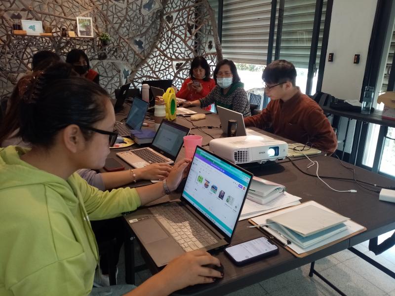 學員以筆電進行操作