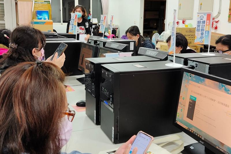 喔，原來加LINE不只有一種方式，有邀請、行動條碼、搜尋等，大家可以試試。