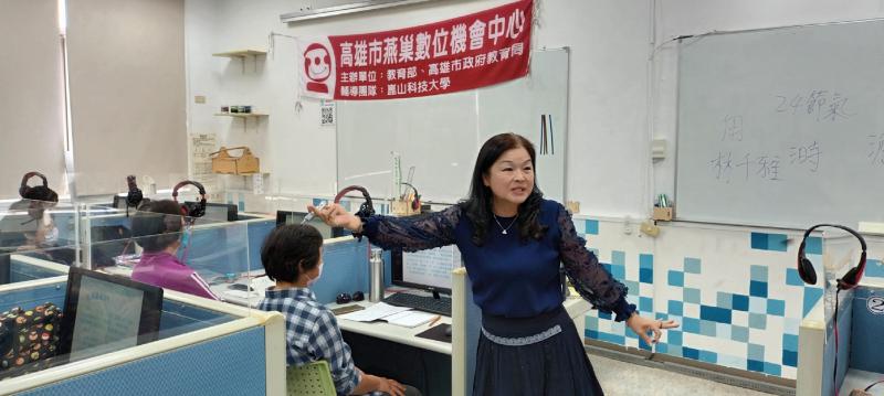 講師利用肢體動作，教導學員如何讓發音抑揚頓挫、有層次。