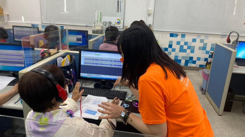 對於學習能力較慢的學員，講師很有耐心地幫忙複習、協助。