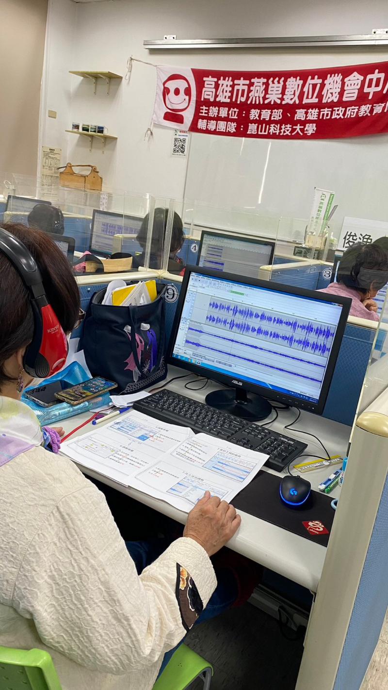 學員已能使用PODCAST軟體自行錄製自己的作品。