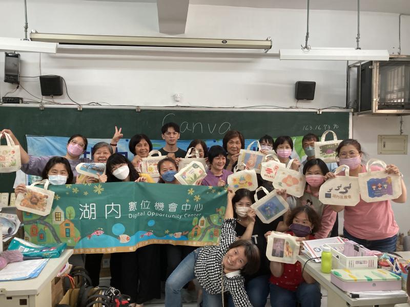 講師與學員透過數位設計與編排，完成屬於自己的作品