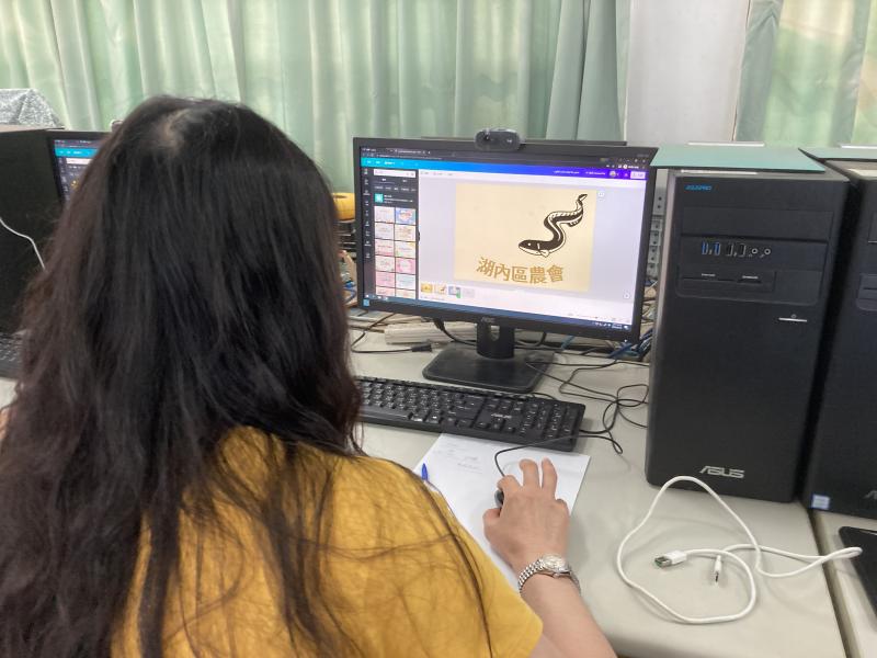 學員練習操作軟體，設計出自家商品的專屬提袋