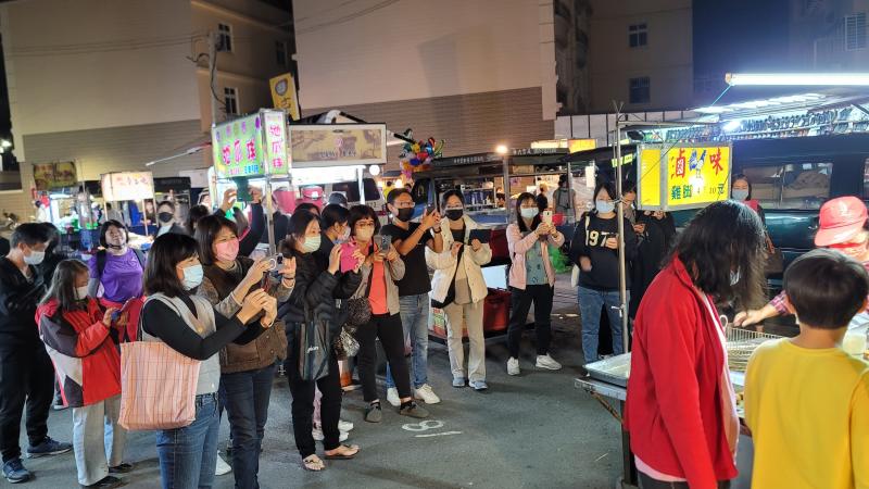 老師帶領學員至夜市取景實拍。