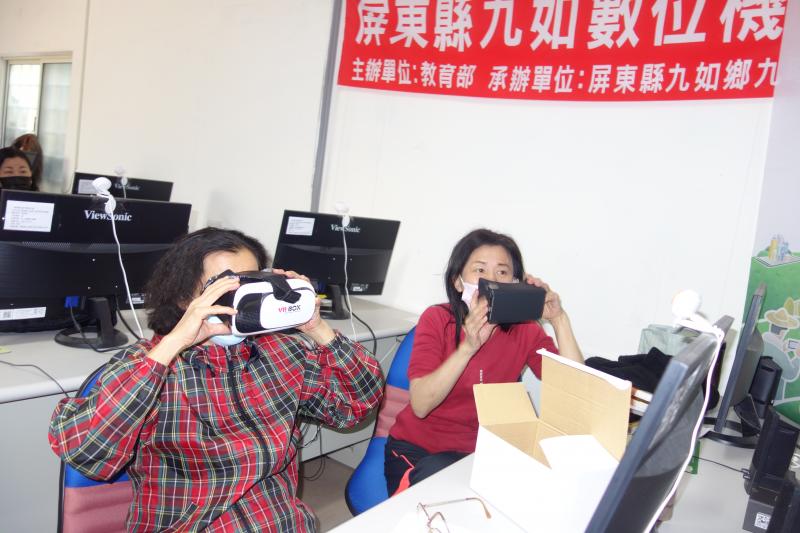 學員透過數位學習並體驗及操作VR情形