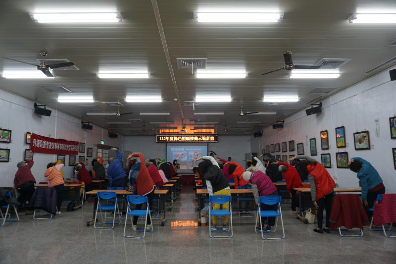 快樂學習透過經絡app找到按摩的穴位。