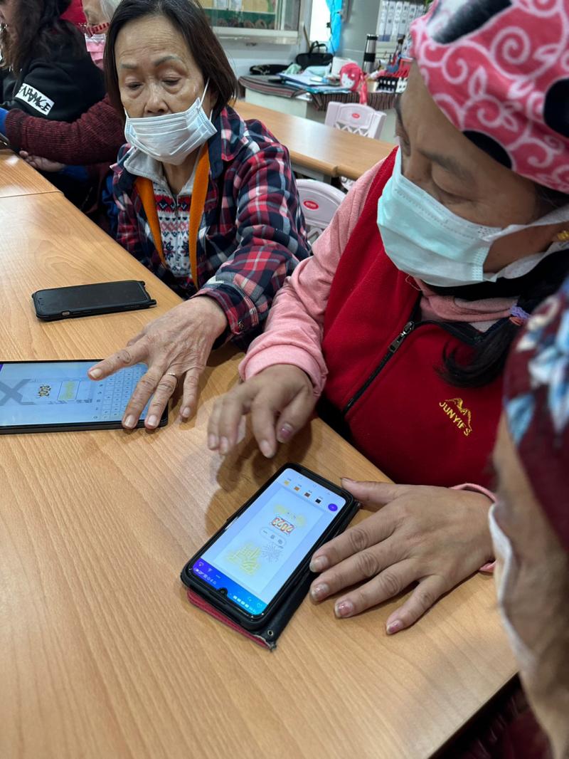 學員們利用Canva設計圖樣