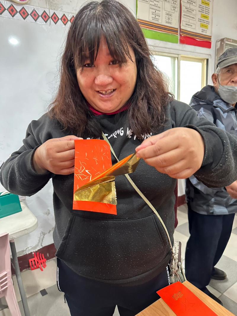 利用平燙機完成的紅包袋