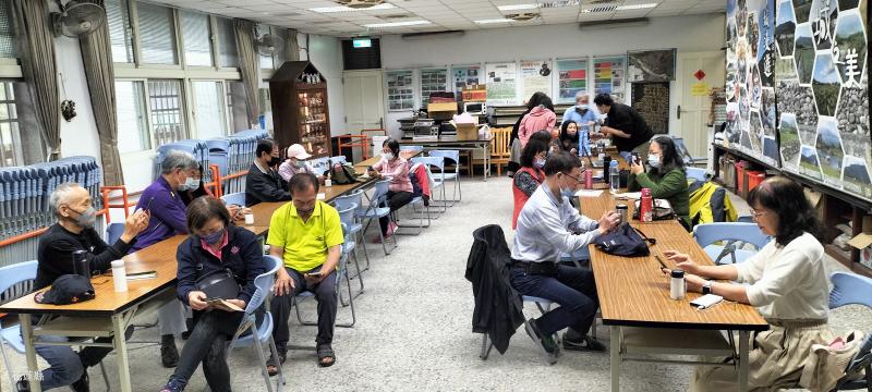 滿座的學員學習中