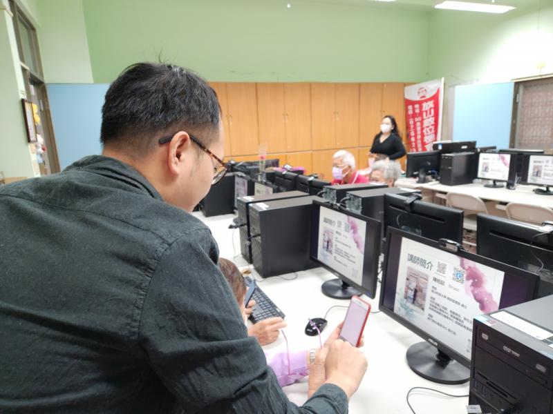 掃QRCode來認識講師