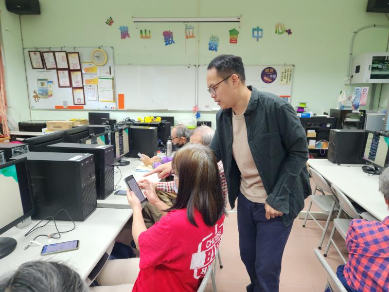 講師檢查每位設定