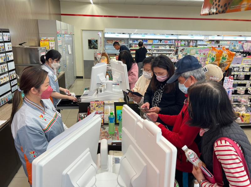 學員到超商實作體驗行動支付
