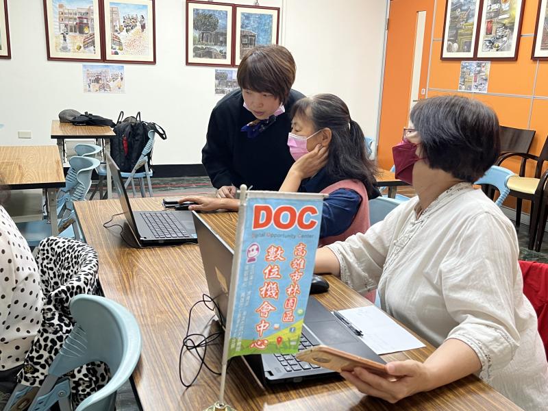 為學員排解電腦操作問題