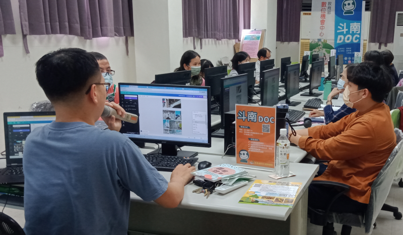 講師向學員解說canva的使用方式