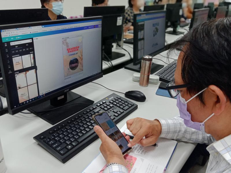 學員們互相討論