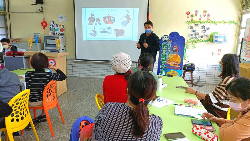 莊鴻凱老師於課程中介紹熱轉印原理