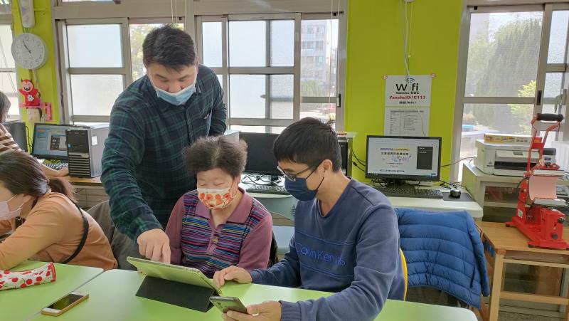 老師耐心指導學員圖像排版過程中遇到的問題