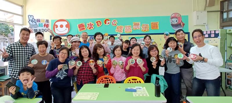 拿著獨創熱轉印杯墊一起開心合照