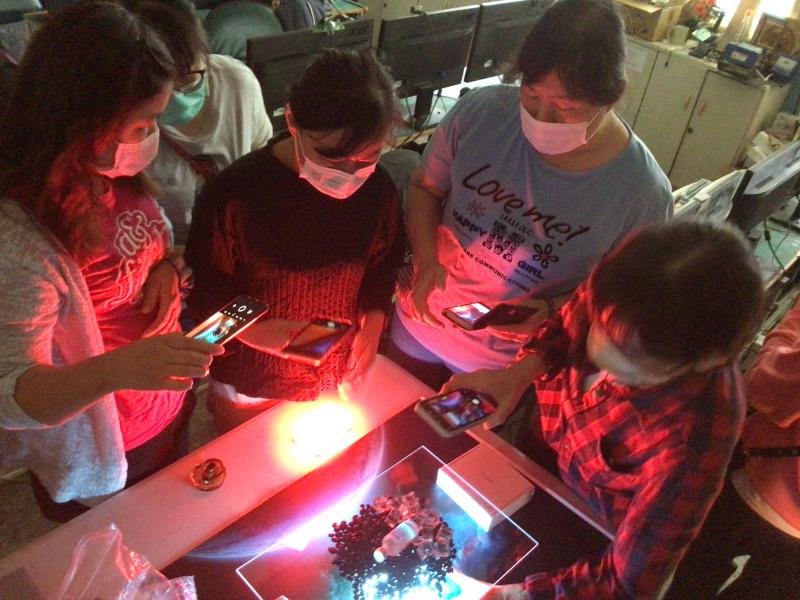 學員依講師上課教學技巧實務應用操作燈光應用拍照與調整燈光變化技巧