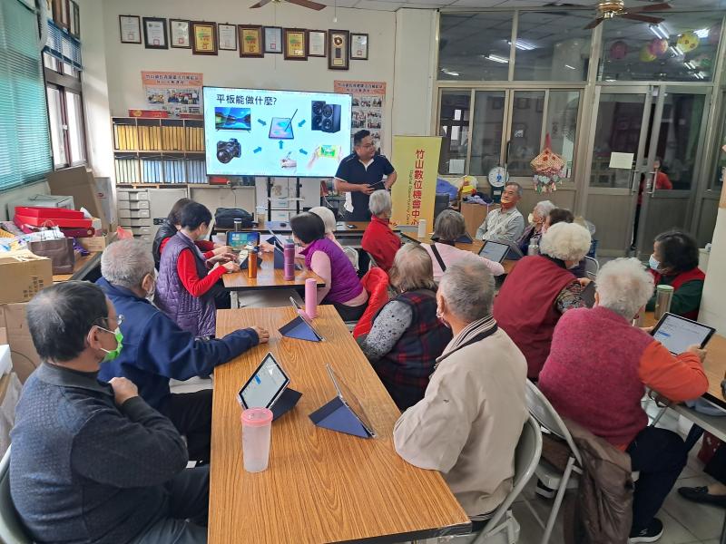 在竹山社區進行平板基本操作