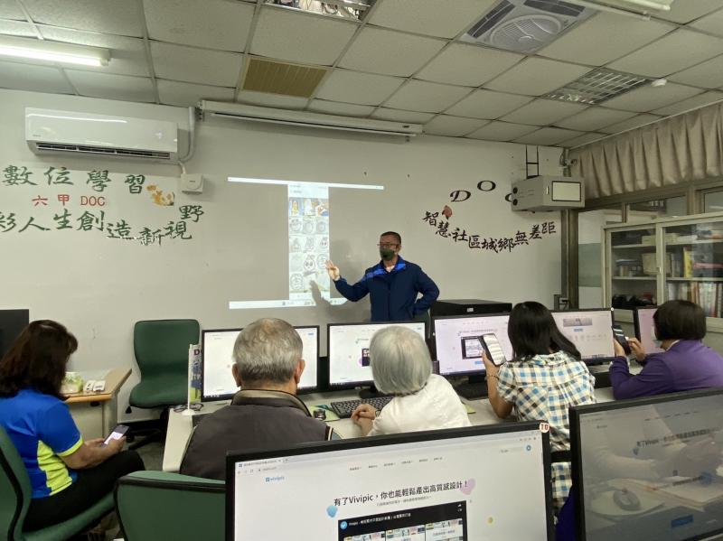 老師提供貼圖思路範例，學員們上課踴躍，一邊看老師講課，一邊思考等等貼圖要怎麼做，特別坐在搖滾區！