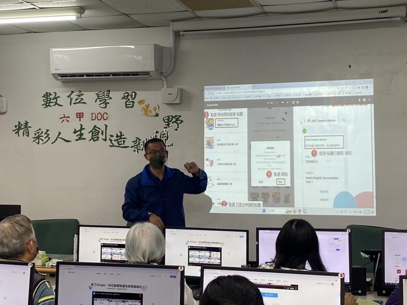 老師講解貼圖上架步驟，步驟仔細，學員陸續上傳貼圖，審核過後終於有獨一無二的貼圖可以使用了！或許還能賺個小外快!?開心~