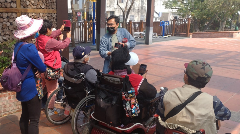 講師向學員解說拍攝時的注意事項