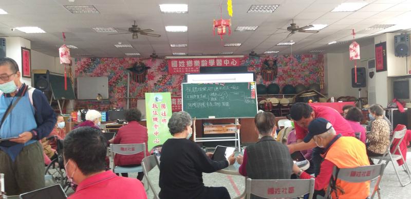 學員自行操作app，老師巡視各桌指導