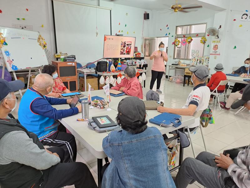 講師引導學員如何使用平板下載APP