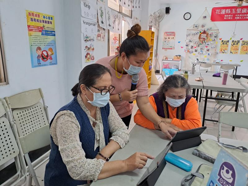 講師協助學員運用平板練習開關機