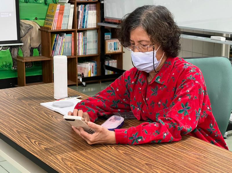 學員吳女士利用修圖軟體編輯照片