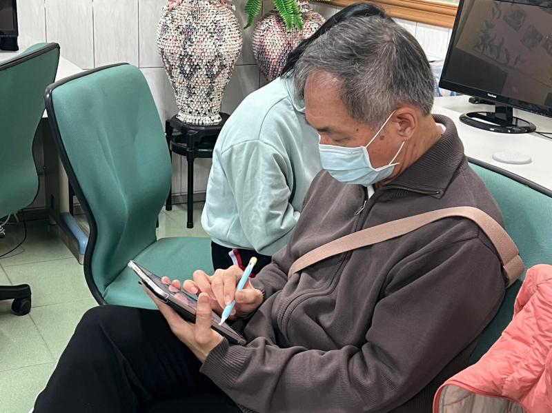 學員巫先生利用修圖軟體編輯照片