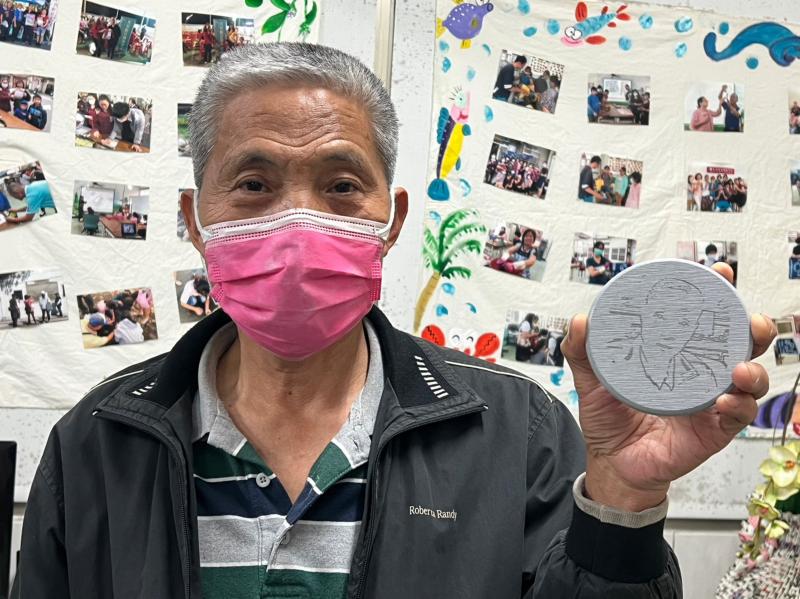 學員課後與雷雕成品合影