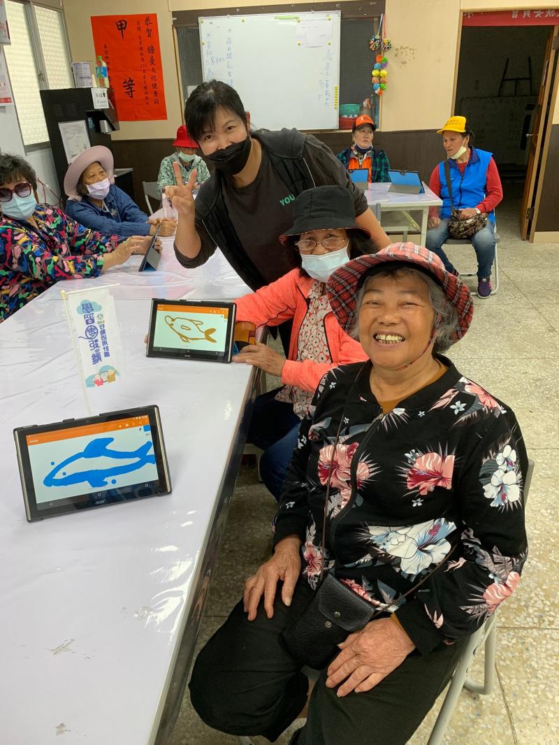 阿公阿嬤熟悉在平板畫出可愛的海豚、公雞、小白兔...