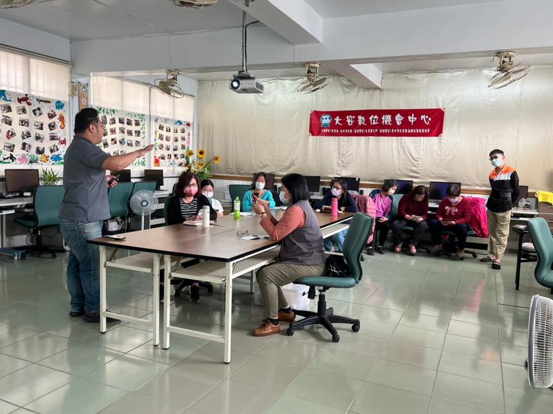 講師向學員介紹利用GOOGLE MAP規劃自助旅行