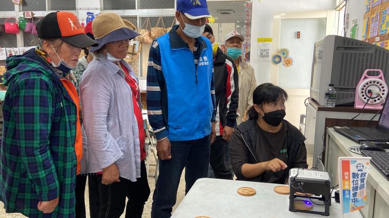 看著雷雕機的運作讓他們了解到科技的進步