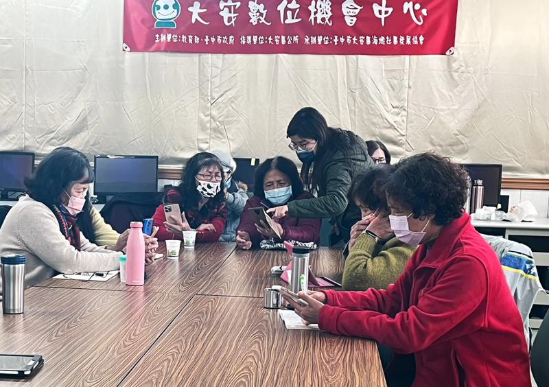 講師向學員介紹小編的工作內容