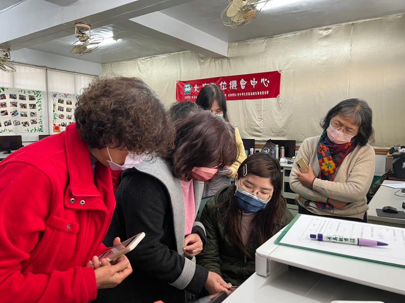 學員積極學習遇有操作問題馬上向講師請教