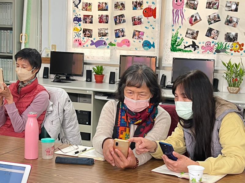 學員互相討論智慧型手機操作方式