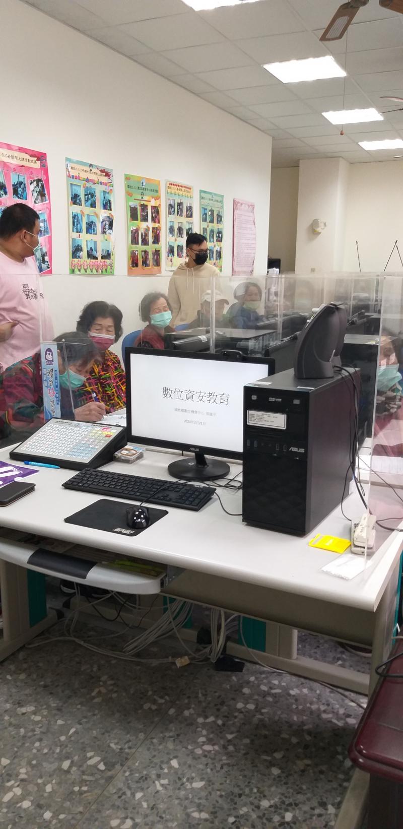 張老師講解資訊安全的重要性及如何有效防範