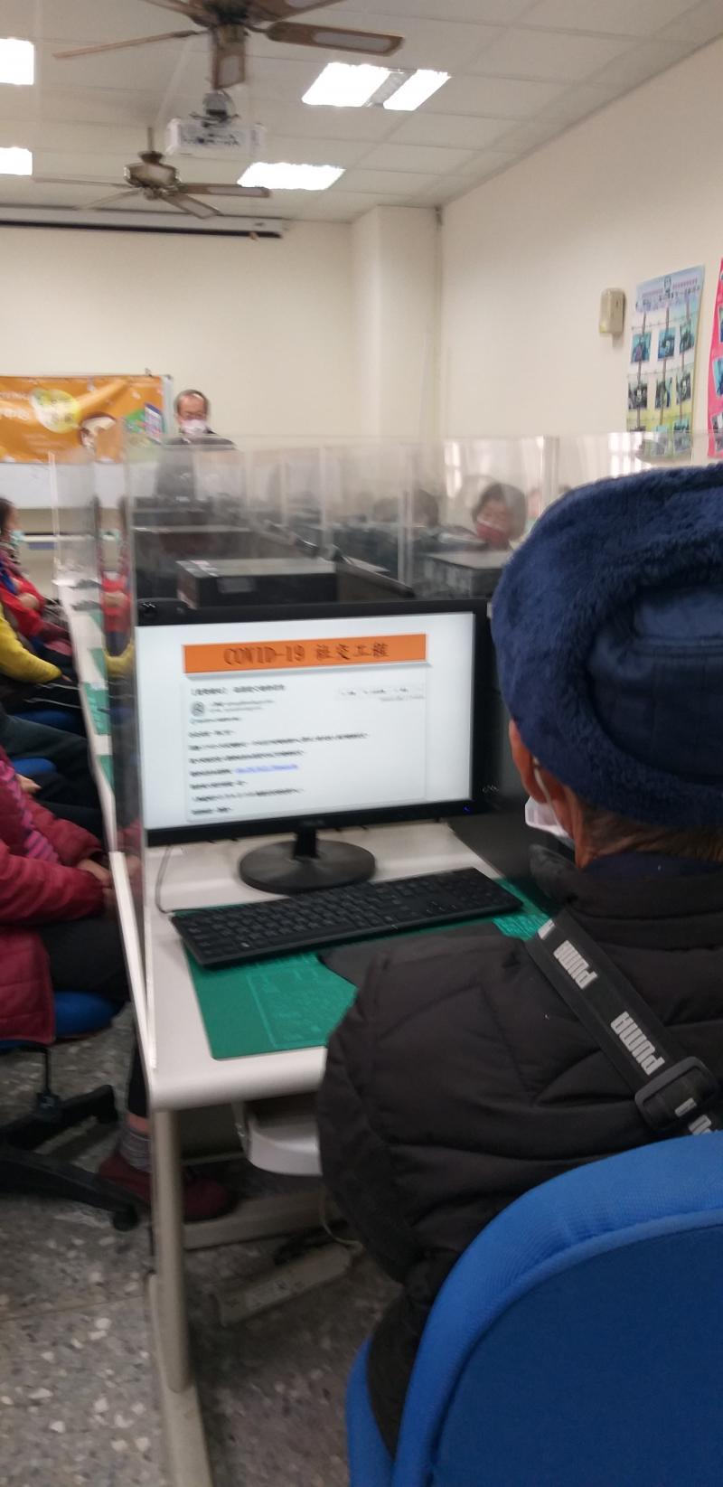 張老師講解資汛安全包含實體網路軟體人員社交等威脅與防護