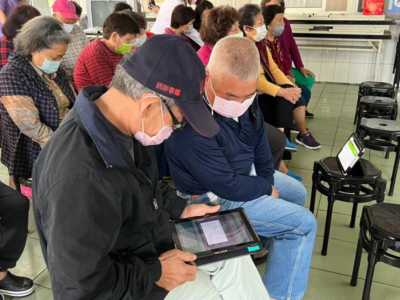 學員學習操作平板電腦搜尋臺中市衛生局網站