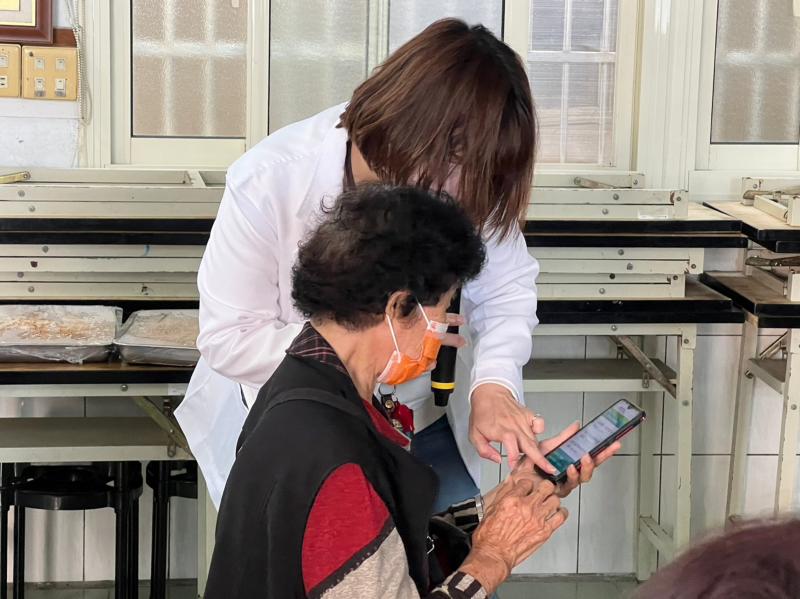 銀髮學員學習於醫院網站上搜尋用藥安全資訊