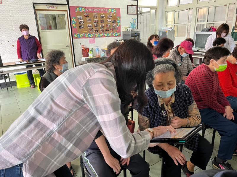 銀髮學員嘗試於平板電腦上了解醫院掛號系統