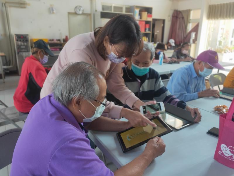 長輩們學習從平板電腦主頁找到PLAY商店下載APP