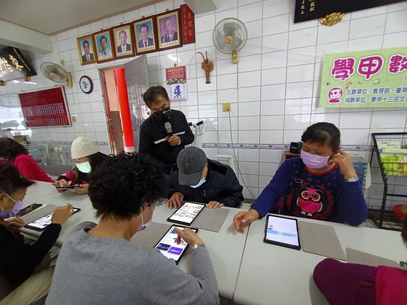 指導學員使用平板拍照及搜尋喜歡的圖片