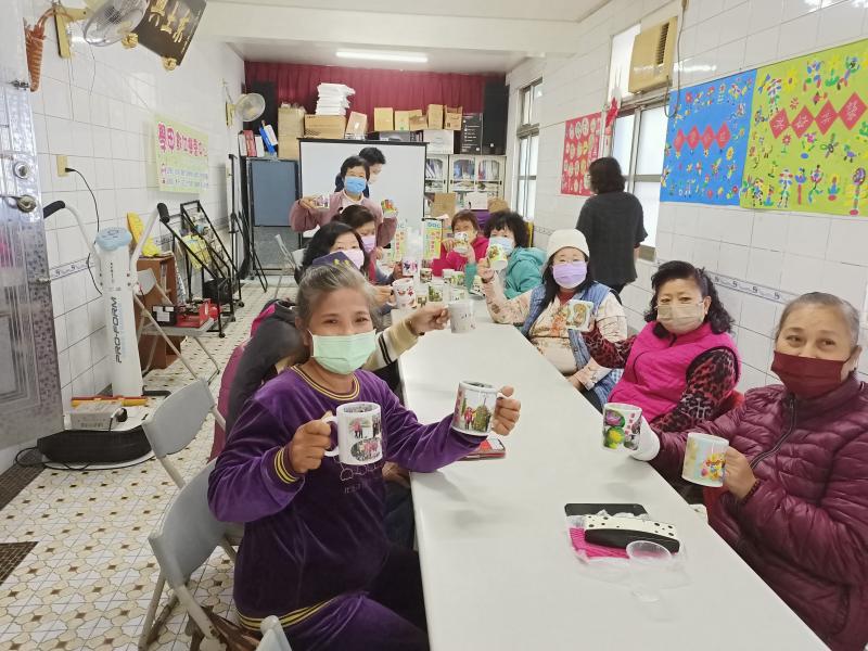 帶著心愛的馬克杯合照