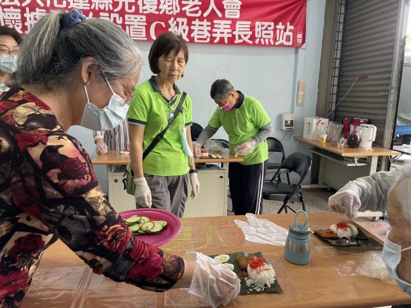 上課前以設備連線煮飯，教學完運用食材製作多層飯糰